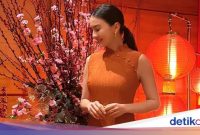 Serba Merah Raline Shah Nikmati Imlek dan Makan Salad Yu Sheng