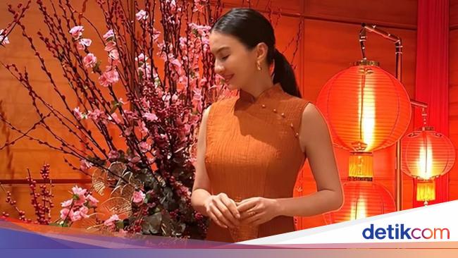 Serba Merah Raline Shah Nikmati Imlek dan Makan Salad Yu Sheng